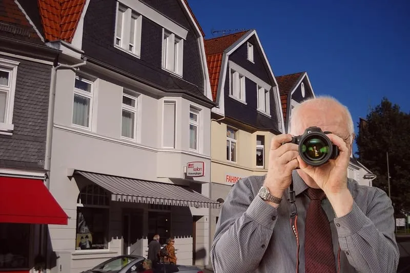 Innenstadt Burscheid, Detektiv der Detektei fotografiert, Schriftzug: Unserer Detektei ermittelt für Sie in Burscheid !