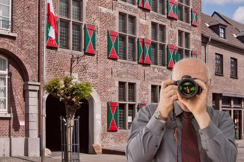 Haus zu den Fünf Ringen in Gocch. Detektiv der Detektei fotografiert, Schriftzug: Unserer Detektei ermittelt für Sie in Goch