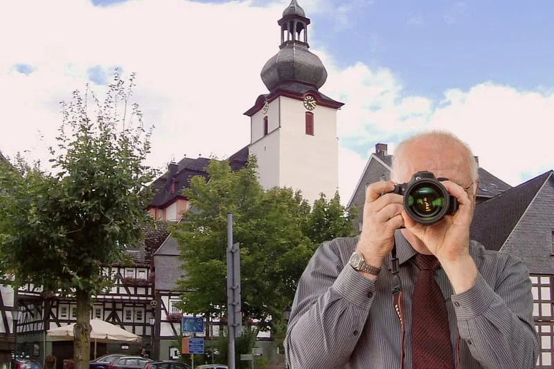 Ortskern Herdorf-Daaden, Schriftzug: Wir ermitteln in Herdorf-Daaden, Detektiv der Detektei fotografiert.