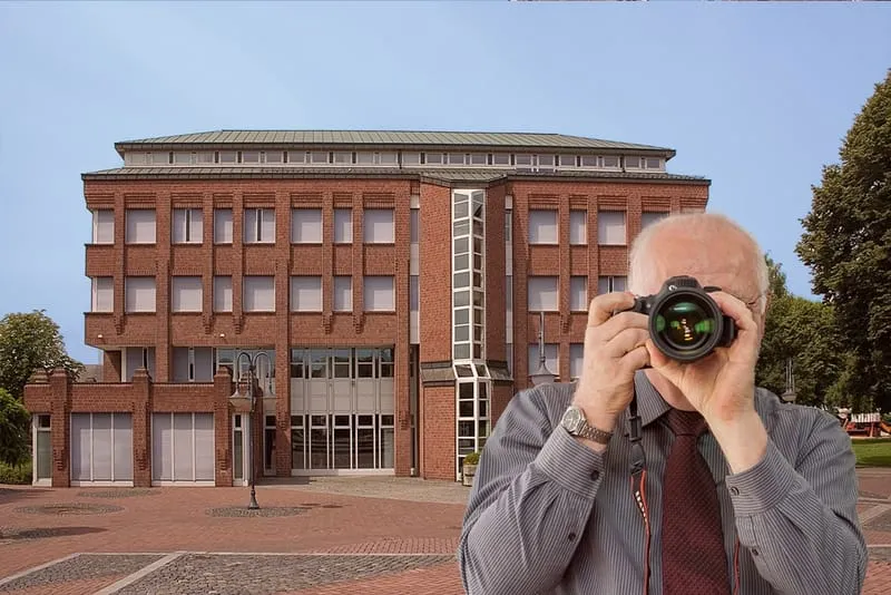 Schriftzug: Detektei Kubon ermittelt in Hückelhoven, Detektiv der Detektei fotografiert,