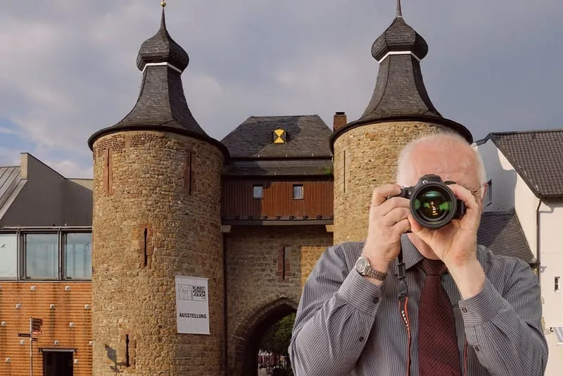 Burgtor Jülich, Detektiv der Detektei fotografiert, Schriftzug: Unserer Detektei ermittelt für Sie in Jülich !