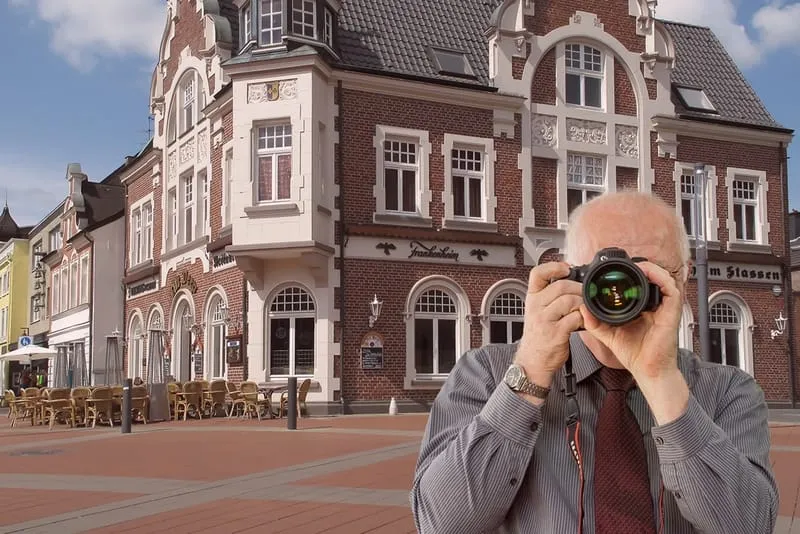 Hauptstraße in Kevelaer, Detektiv der Detektei fotografiert, Schriftzug: Unserer Detektei ermittelt für Sie in K.evelaer