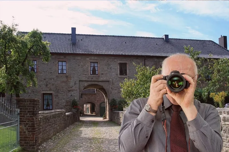 Schriftzug: Detektei Kubon ermittelt in Kreuzau, Detektiv der Detektei fotografiert.