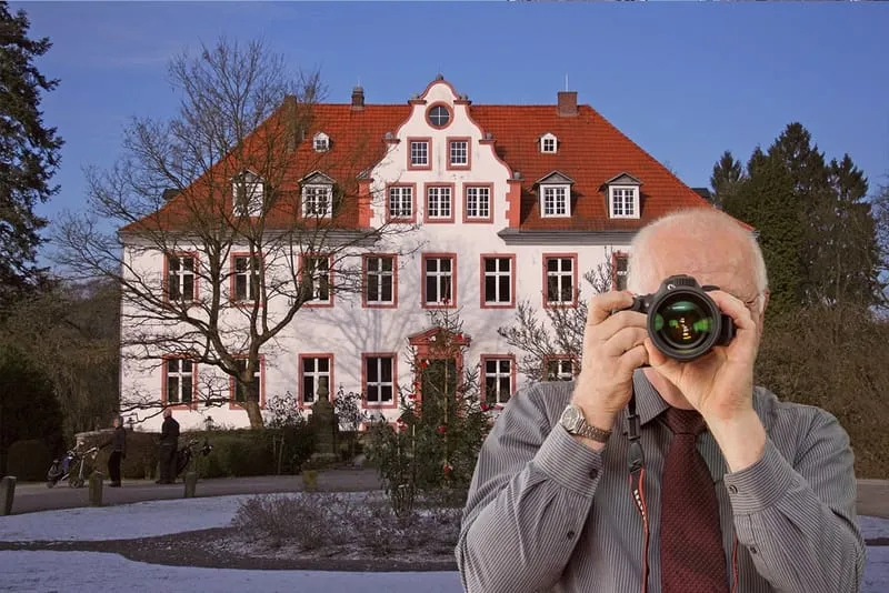 Schriftzug: Detektei Kubon ermittelt in Lindlar, Detektiv der Detektei fotografiert.