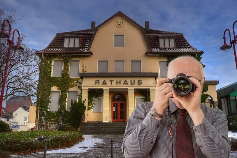 Schriftzug: Detektei Kubon ermittelt in Merzenich, Detektiv der Detektei fotografiert.