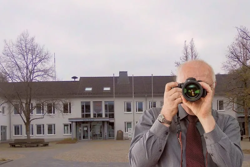 Rathaus Morsbach, Schriftzug: Detektei Kubon ermittelt in Morsbach, Detektiv der Detektei fotografiert.