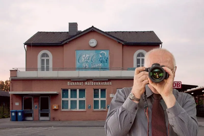 Bahnhof Nettetal Kaldenkirchen. Schriftzug: Detektei Kubon ermittelt in Nettetal, Detektiv der Detektei fotografiert.