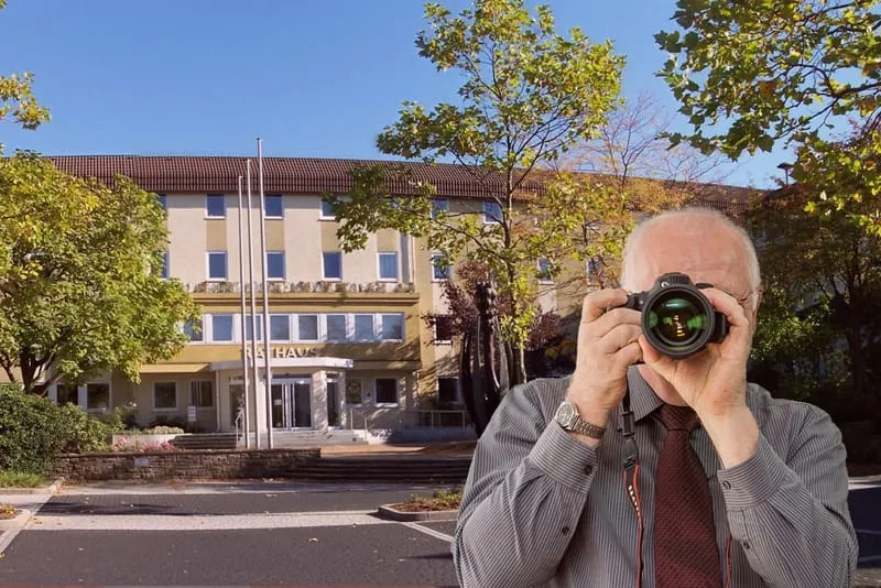 Detektei Kubon ermittelt in Oer-Erkenschwick, Detektiv der Detektei fotografiert, Rathaus von Oer-Erkenschwick.