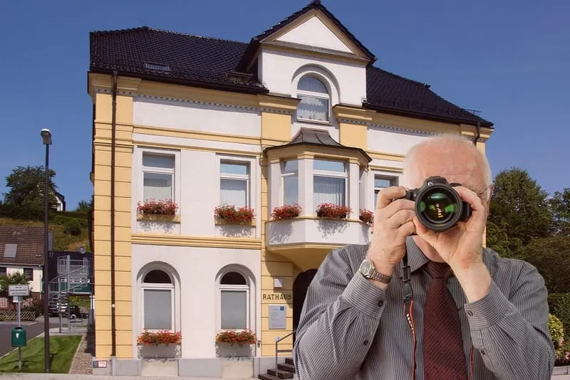 Rathaus Overath. Der Detektiv der Detektei fotografiert. Schriftzug: Unsere Detektei ermittelt für Sie in Overath !