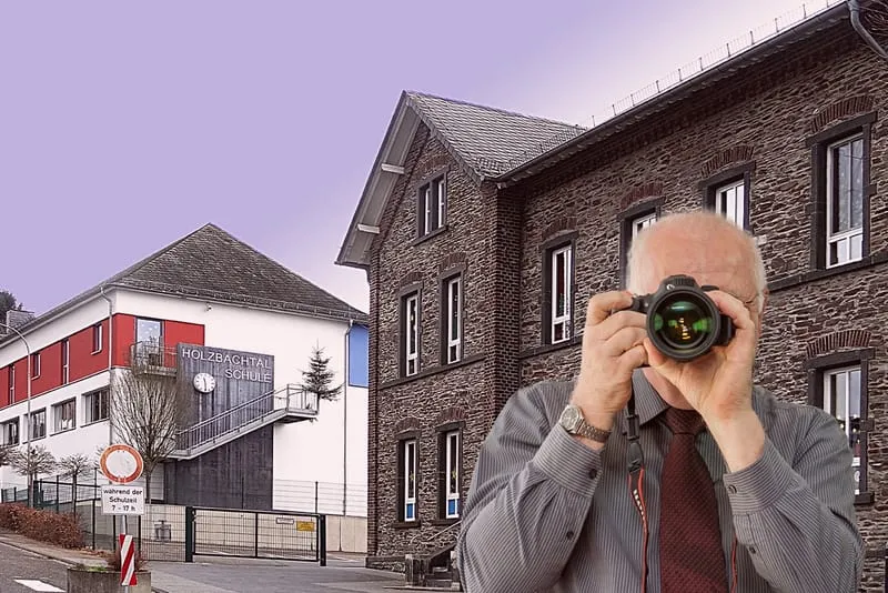 Grundschule Puderbach, Schriftzug: Detektei Kubon ermittelt in Puderbach, Detektiv der Detektei fotografiert.