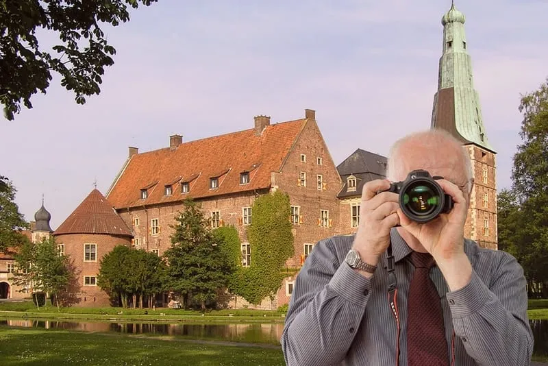 Schloss Raesfeld Oberburg, Detektiv der Detektei fotografiert, Schriftzug: Unserer Detektei ermittelt für Sie in Raesfeld!