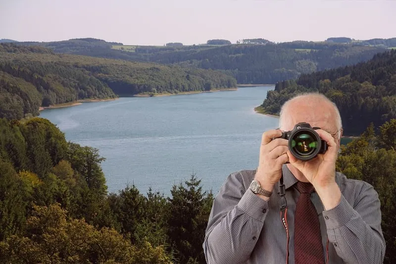 Wiehltalsperre, Schriftzug: Detektei Kubon ermittelt in Reichshof, Detektiv der Detektei fotografiert.