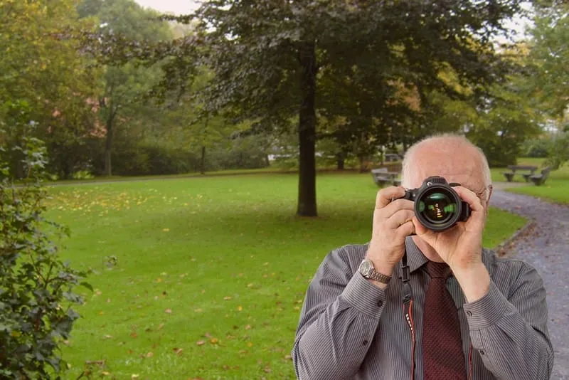Bürgerpark in Rheurdt, Detektiv der Detektei fotografiert, Schriftzug: Unserer Detektei ermittelt für Sie in Rheurdt.