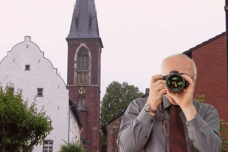 Schriftzug: Detektei Kubon ermittelt in Titz, Detektiv der Detektei fotografiert.