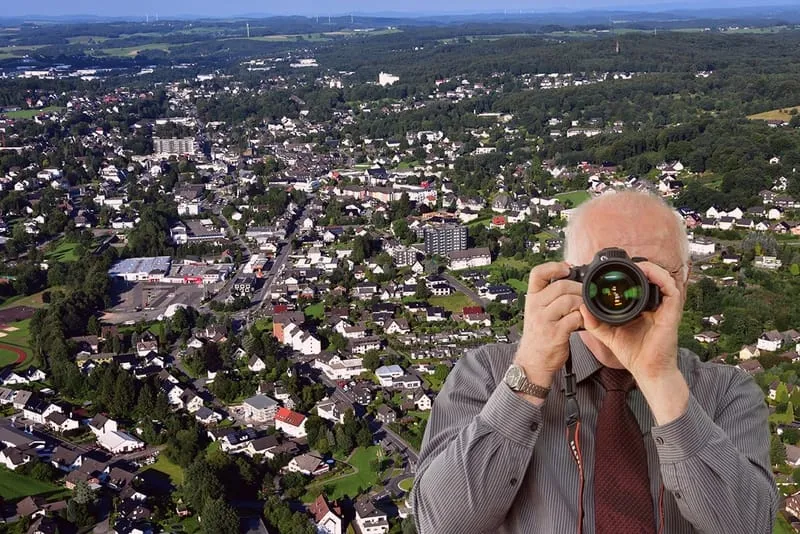 Schriftzug: Detektei Kubon ermittelt in Waldbröl, Detektiv der Detektei fotografiert, 4 Detektive zeigen Daumen nach oben.