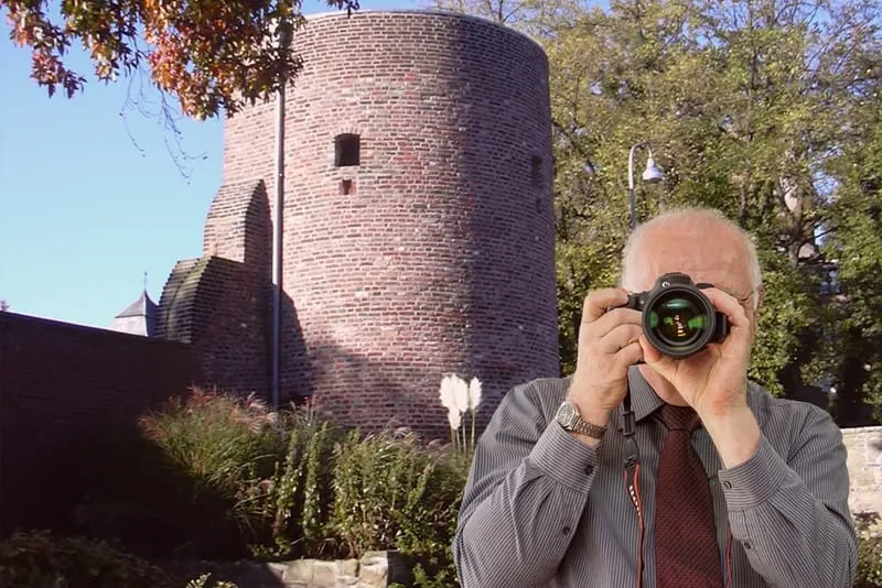 Stadtbefestigung Wassenberg, Schriftzug: Detektei Kubon ermittelt in Wassenberg, Detektiv der Detektei fotografiert,