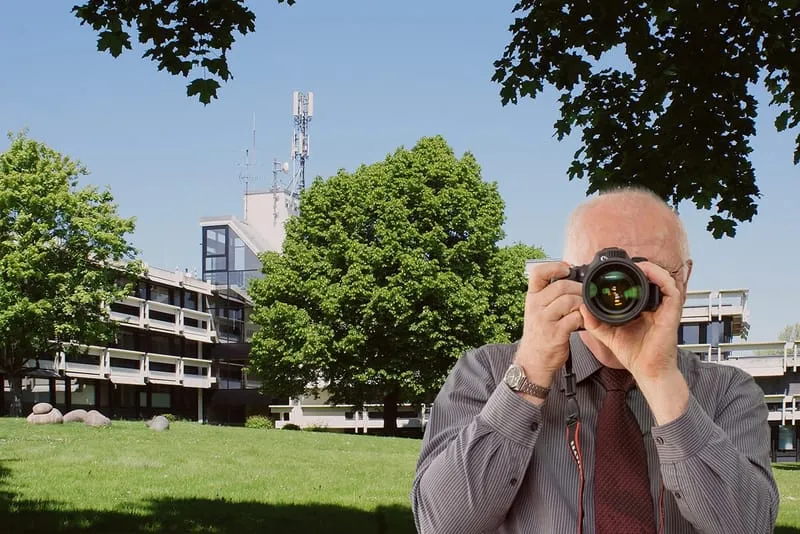 Rathaus Alfter, Detektiv der Detektei fotografiert, Schriftzug: Unserer Detektei ermittelt für Sie in Alfter!