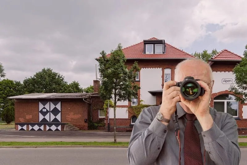 Detektiv der Detektei fotografiert am Bahnhof Alpen