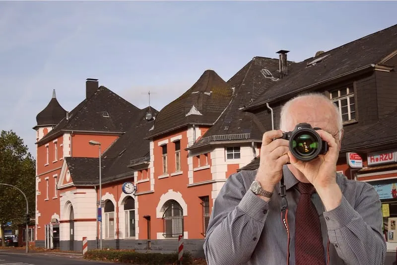 Bahnhofsgebäude Altena. Detektiv der Detektei fotografiert.