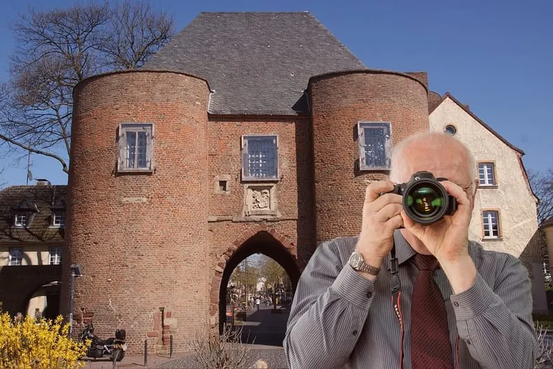 Aachener Tor in Bergheim, Detektiv der Detektei fotografiert. Schriftzug: Unserer Detektei ermittelt für Sie in Bergheim