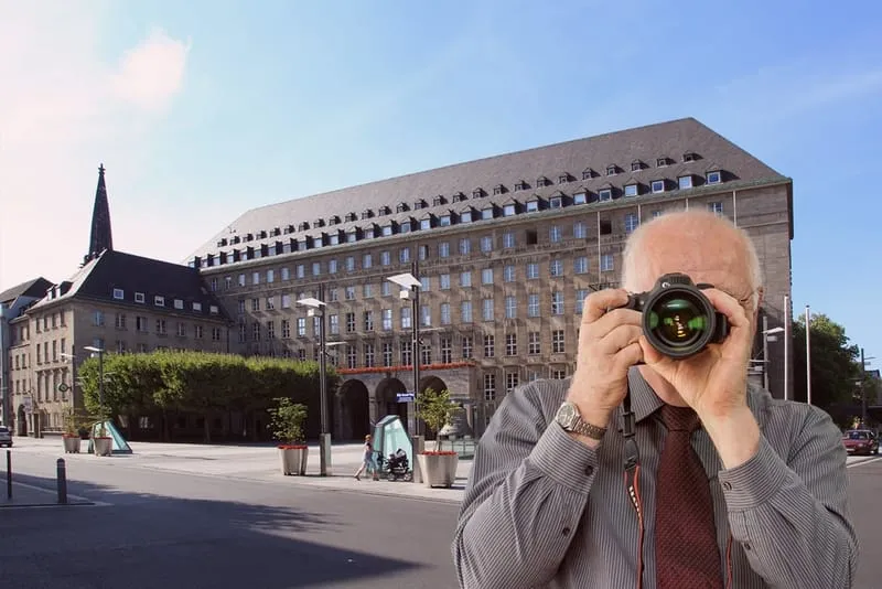Rathaus Bochum Willy-Brandt-Platz, Detektiv der Detektei fotografiert, Schriftzug: Unserer Detektei ermittelt für Sie in Bochum !