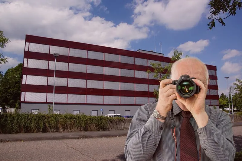 Rathaus Bornheim, Detektiv der Detektei fotografiert. Schriftzug: Ihre Detektei aus Bornheim !