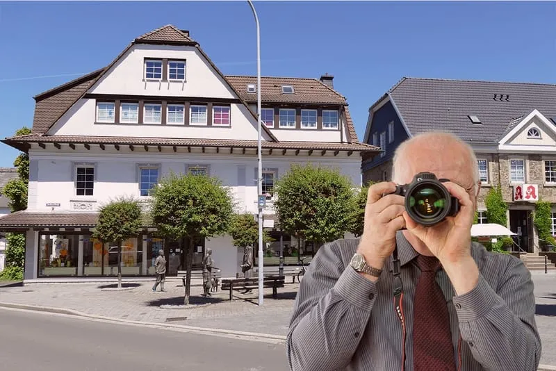 Ortskern Breckerfeld. Detektiv der Detektei fotografiert, Schriftzug