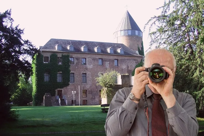 Burg Brüggen, Schriftzug: Detektei Kubon ermittelt in Brüggen, Detektiv der Detektei fotografiert.