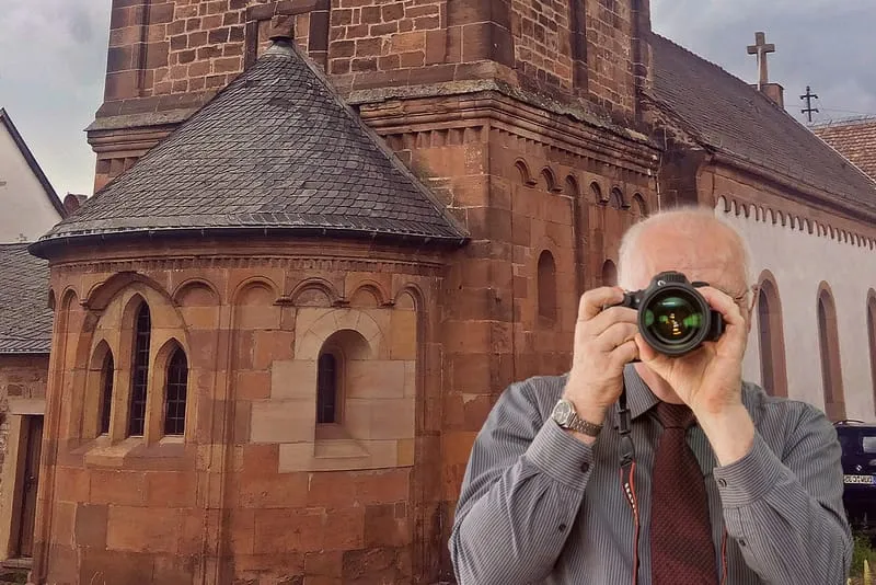 Detektei Kubon ermittelt in Dackenheim, Detektiv der Detektei fotografiert, Kirche Dackenheim. Schriftzug: Wir ermitteln in Dackenheim!