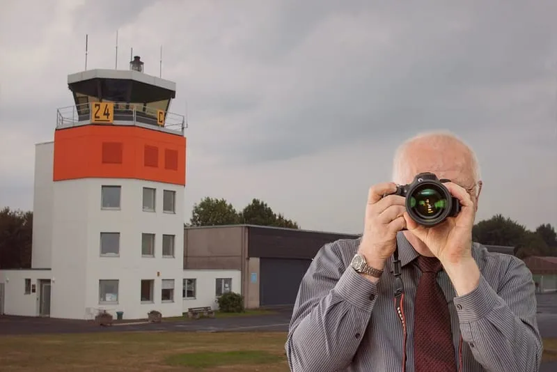 Dahlemer Binz, Flughafen in Dahlem. Detektiv fotografiert. Schriftzug: Unserer Detektei ermittelt für Sie in Dahlem !