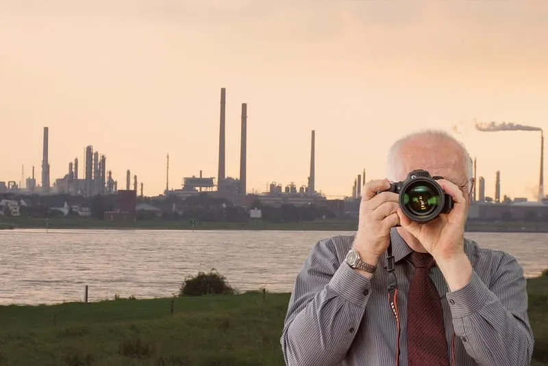 Dormagen Industrie, Detektiv der Detektei fotografiert, Schriftzug: Unserer Detektei ermittelt für Sie in Dormagen !