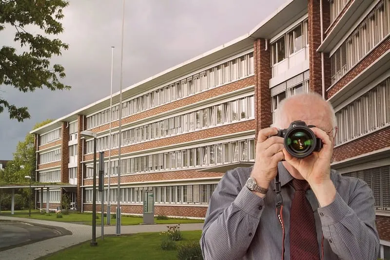 Detektei Kubon ermittelt in Dorsten, Detektiv der Detektei fotografiert, Rathaus von Dorsten.