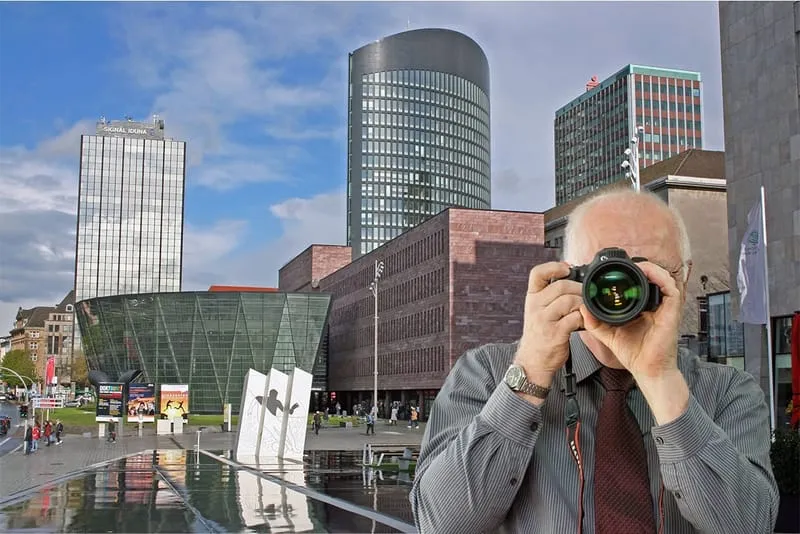 Platz der deutschen Einheit, Zentrum Dortmund, Detektiv der Detektei fotografiert, Schriftzug: Unserer Detektei ermittelt für Sie in Dortmund
