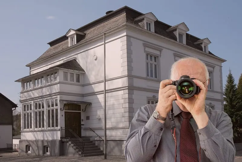 Rathaus Drolshagen, Schriftzug: Detektei Kubon ermittelt in Drolshagen, Detektiv der Detektei fotografiert.