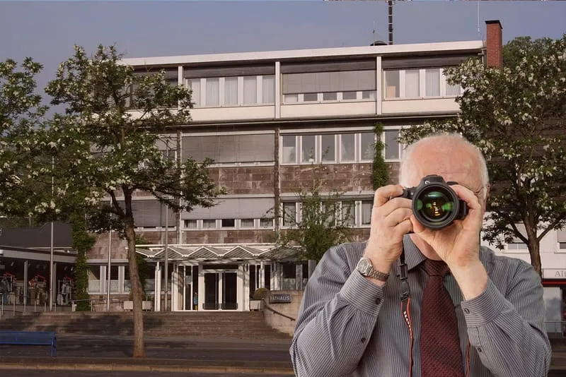 Rathaus Eitorf, Detektiv der Detektei fotografiert, Schriftzug: Unserer Detektei ermittelt für Sie in Eitorf !