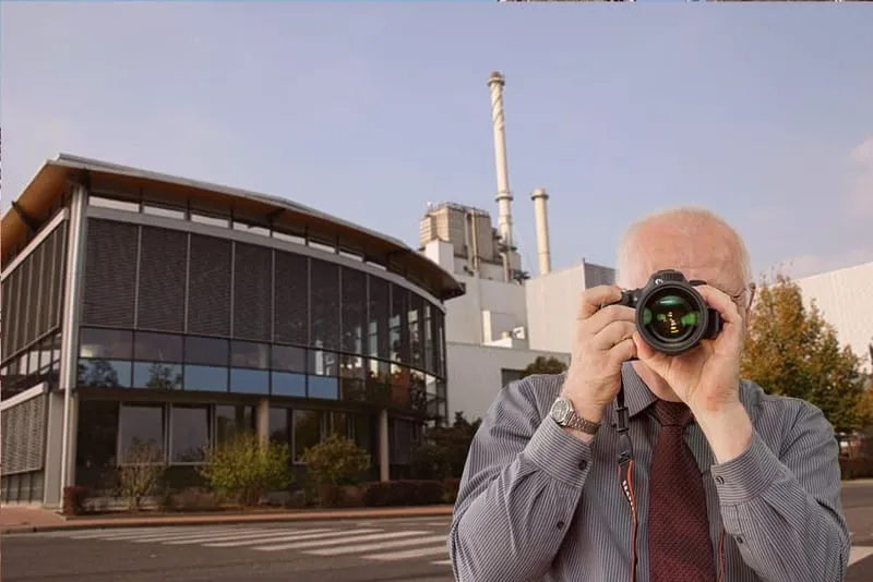 Zuckerfabrik Elsdorf, Detektiv der Detektei fotografiert, Schriftzug: Unserer Detektei ermittelt für Sie in Elsdorf