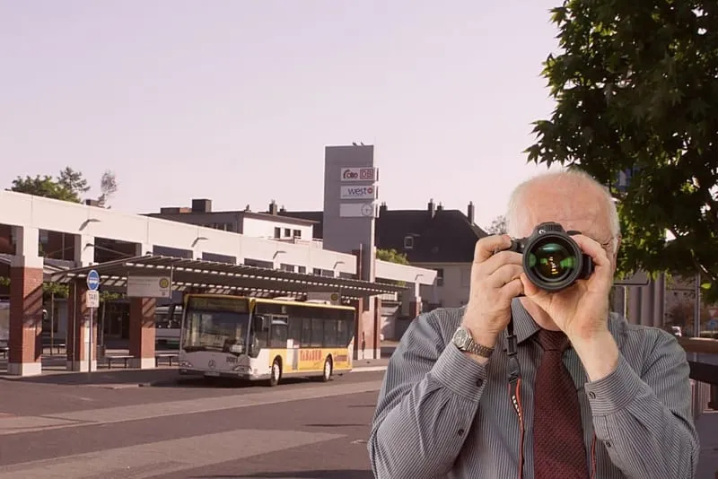 Bahnhof Erkelenz, Schriftzug: Detektei Kubon ermittelt in Erkelenz, Detektiv der Detektei fotografiert.