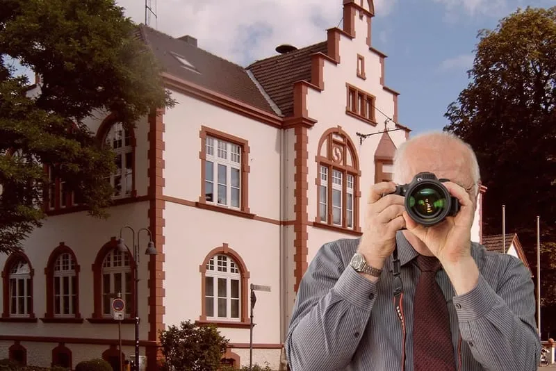 Rathaus Erkrath, Detektiv der Detektei fotografiert, Schriftzug: Unserer Detektei ermittelt für Sie in Erkrath !
