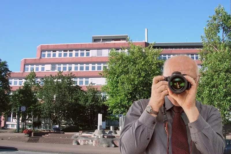 Rathaus in Eschweiler, Detektiv der Detektei fotografiert, Schriftzug: Unserer Detektei ermittelt für Sie in Eschweiler !