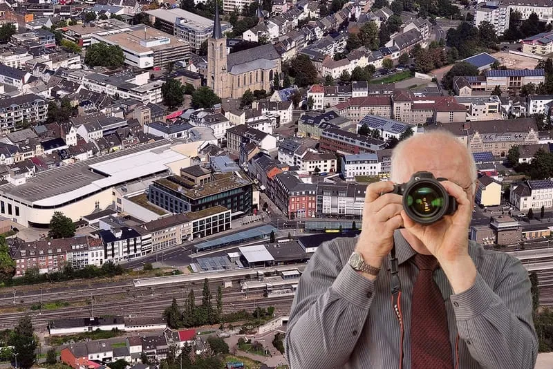 Innenstadt Euskirchen, Detektiv Fotografiert, Schriftzug: Unserer Detektei ermittelt für Sie in Euskirchen !