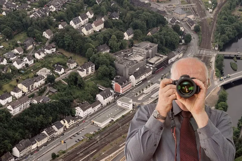 Bahnhof Finnentrop, Detektiv der Detektei fotografiert. Schriftzug: Unserer Detektei ermittelt für Sie in Finnentrop !