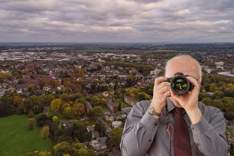 Frechen Luftaufnahme. Der Detektiv der Detektei fotografiert. Schriftzug: Unsere Detektei ermittelt für Sie in Frechen!