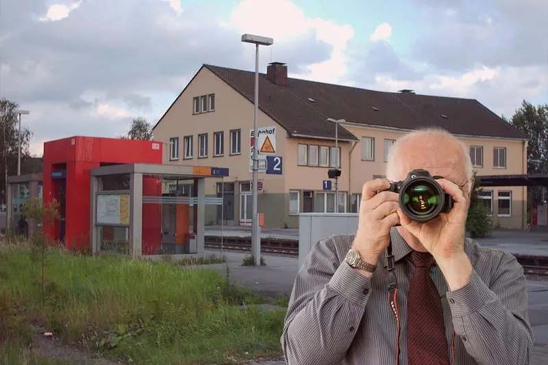 Bahnhof Fröndenberg, Detektiv der Detektei fotografiert, Schriftzug: Unsere Detektei ermittelt für Sie in Fröndenberg!
