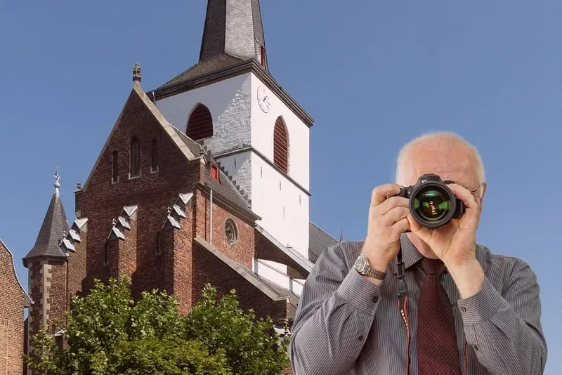 Kirche St. Nikolaus in Gangelt. Schriftzug: Detektei Kubon ermittelt in Gangelt, Detektiv der Detektei fotografiert.