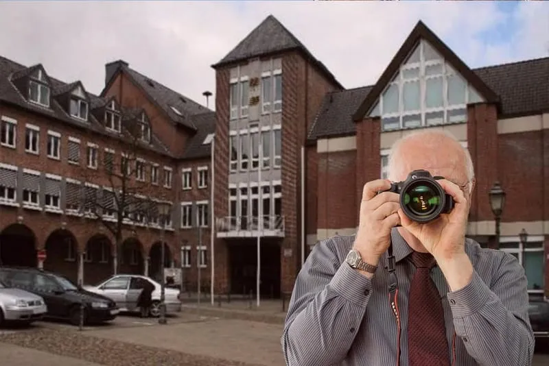 Schriftzug: Detektei Kubon ermittelt in Geilenkirchen, Detektiv der Detektei fotografiert,