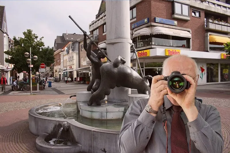 Drachenbrunnen am Markt in Geldern. Der Detektiv der Detektei fotografiert. Schriftzug: Wir ermitteln für Sie in Geldern !