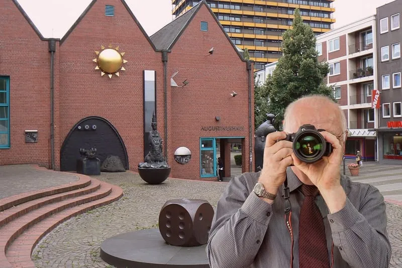 Augustinushaus Gelsenkirchen, Detektiv der Detektei fotografiert, Schriftzug: Unserer Detektei ermittelt für Sie in Gelsenkirchen !