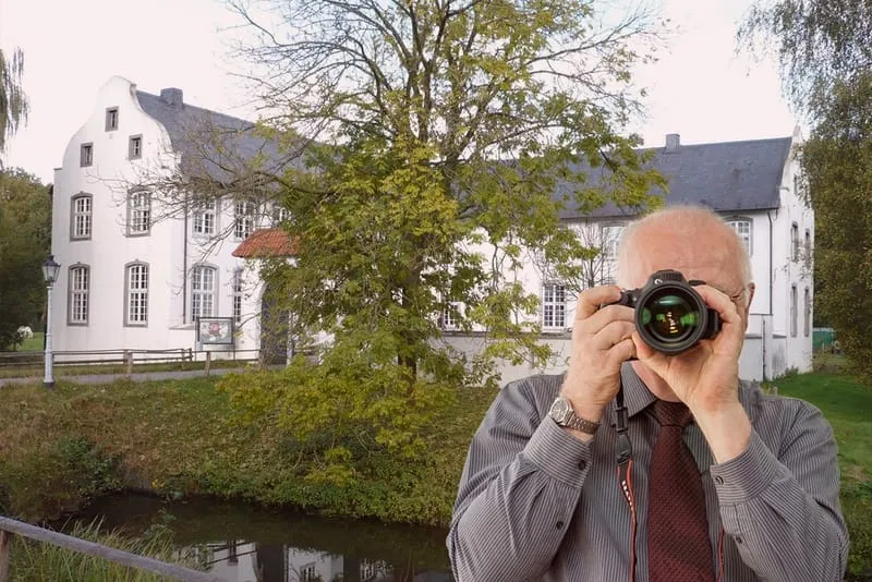 Dorenburg Grefrath, Schriftzug: Detektei Kubon ermittelt in Grefrath, Detektiv der Detektei fotografiert.