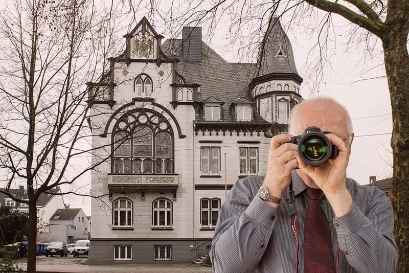 Rathaus Haan , Detektiv der Detektei fotografiert, Schriftzug: Unserer Detektei ermittelt für Sie in Haan !
