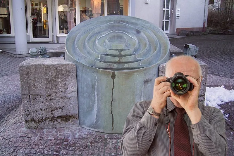 Gerichtsbrunnen Halver. Detektiv der Detektei fotografiert.